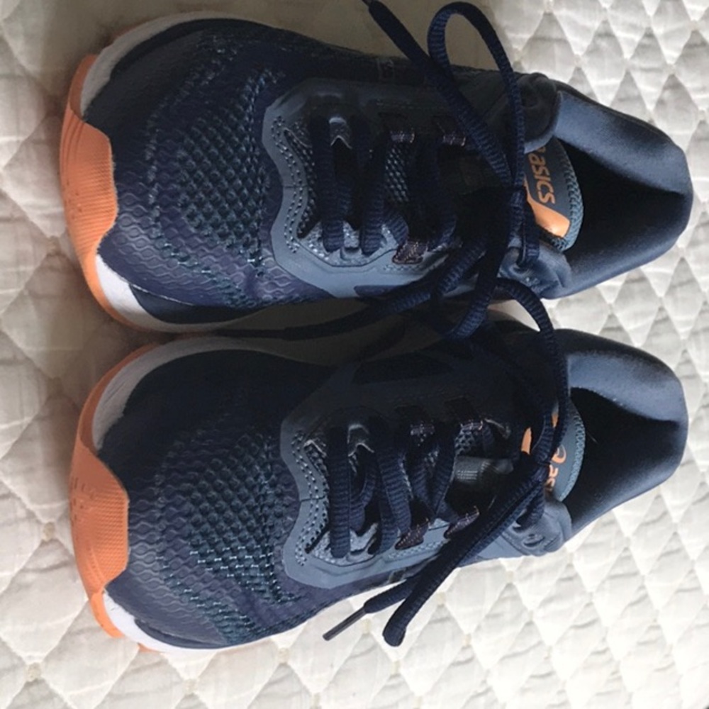 Oasics GT-2000 6 Athletic Running Shoes